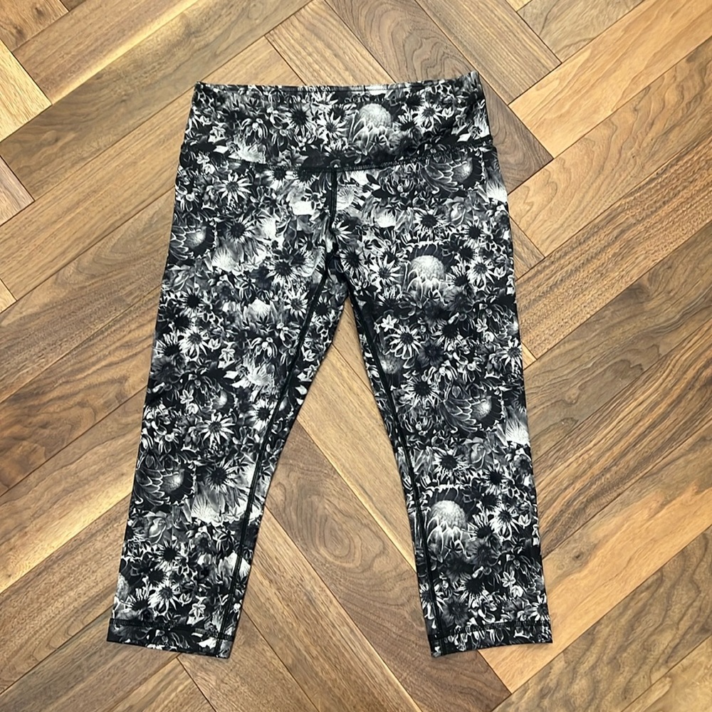 Lululemon leggings capris length, size 8